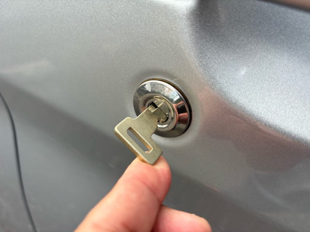 作製したメカニカルキーをタントのドアシリンダーに挿して動作を確認