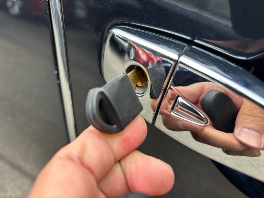 作製したメカニカルキーをティアナのドアシリンダーに挿して動作を確認