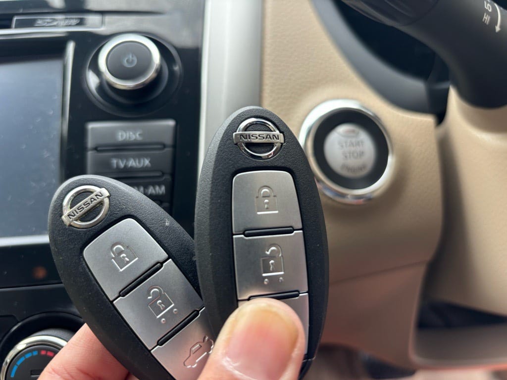 登録が完了したスマートキーをティアナのスタートボタンの前で持っている