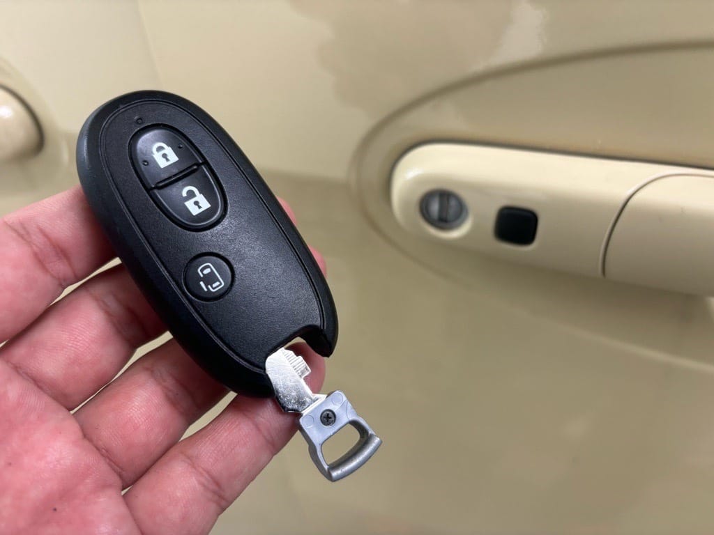 登録が完了したスズキスペーシアのスマートキーに作製したメカニカルキーを収納