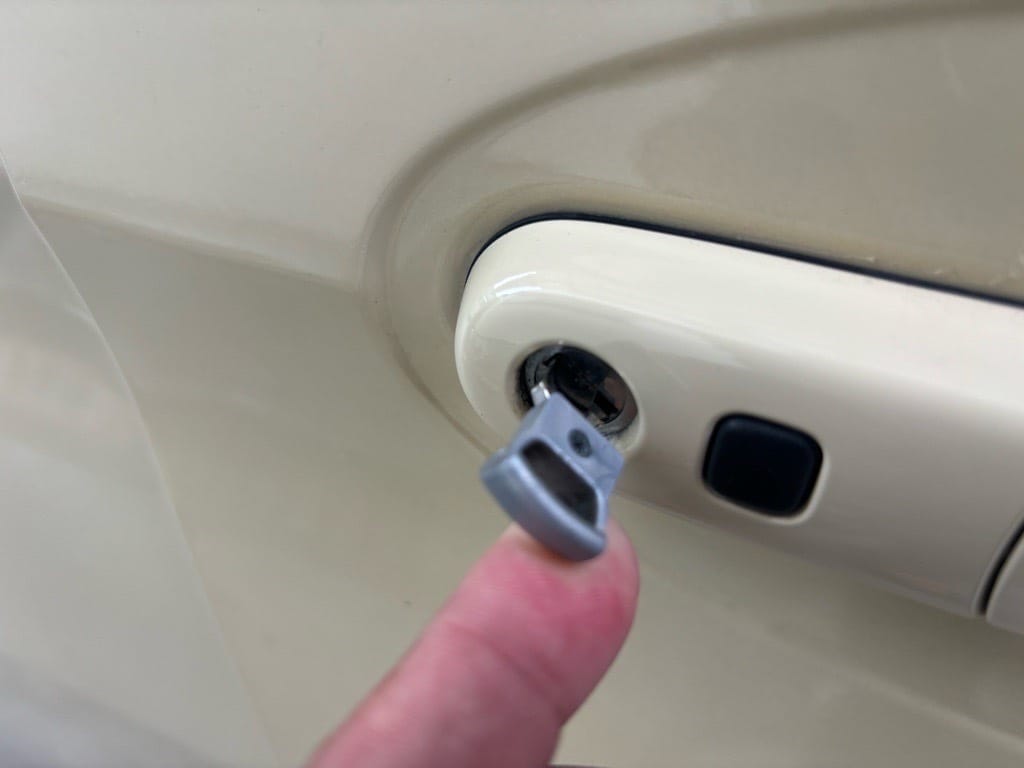 作製したメカニカルキーをドアシリンダーに挿して動作を確認