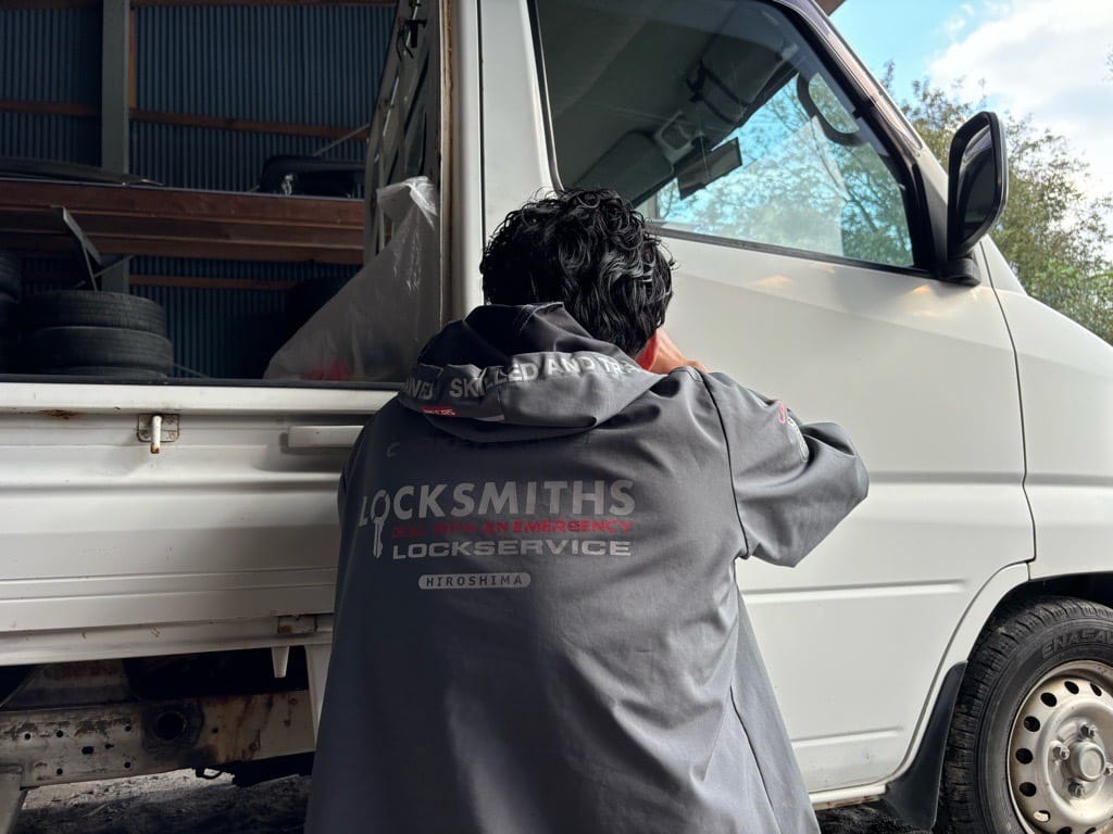 研修スタッフがミニキャブのドアシリンダーをピッキングする様子