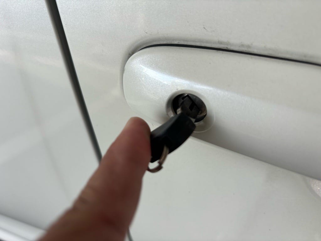 作製したメカニカルキーをカローラスポーツのドアシリンダーに挿して動作を確認