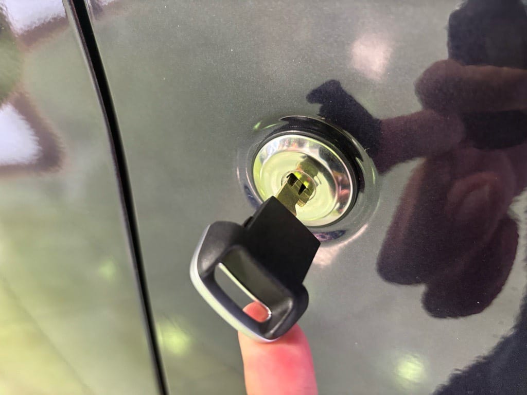 作製したメカニカルキーをルークスの運転席ドアシリンダーに挿して動作確認