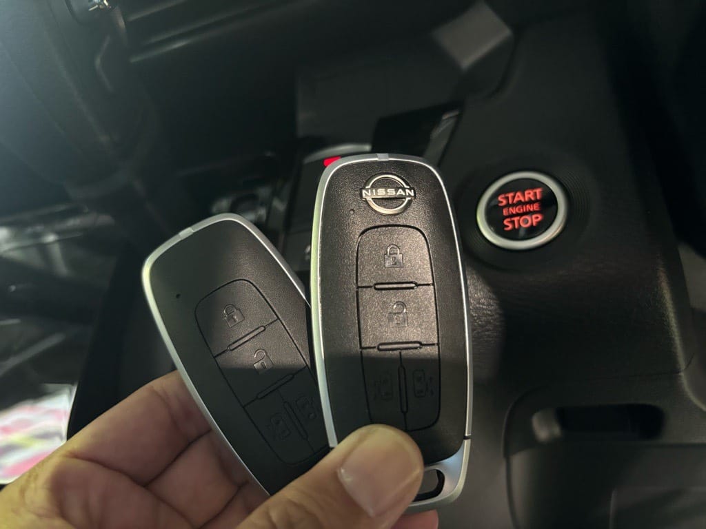 登録が完了したルークスのインテリジェントキーをスタートボタンの前で持っている