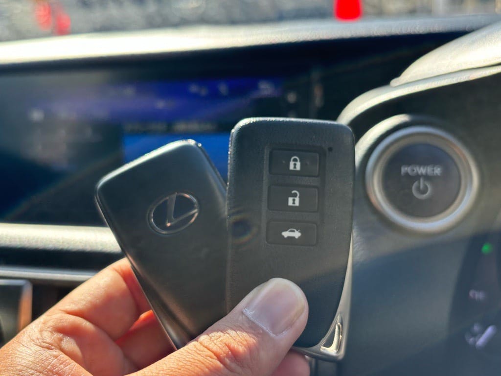 登録が完了したレクサスのスマートキーを運転席でもっている