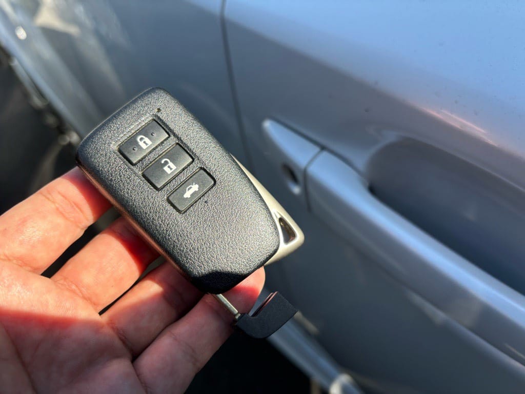 登録が完了したレクサスのスマートキーに作製したメカニカルキーを収納