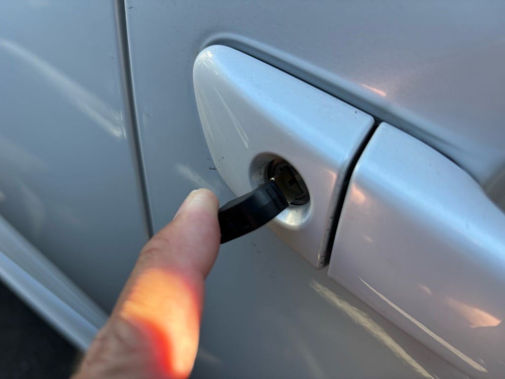 作製したメカニカルキーをレクサスの運転手ドアシリンダーに挿して動作を確認