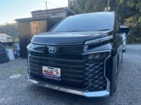 トヨタ ヴォクシーZWR90 2023年式。こちらの車両の鍵を作製します。