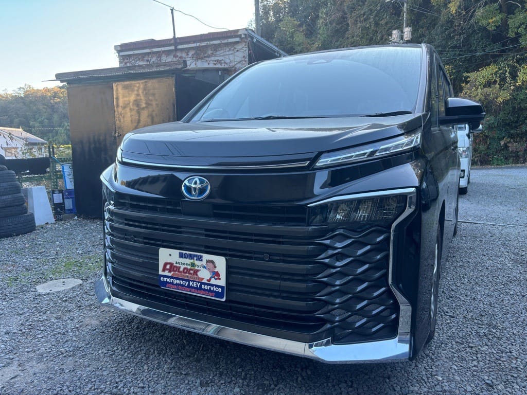 トヨタ ヴォクシーZWR90 2023年式。こちらの車両の鍵を作製します。