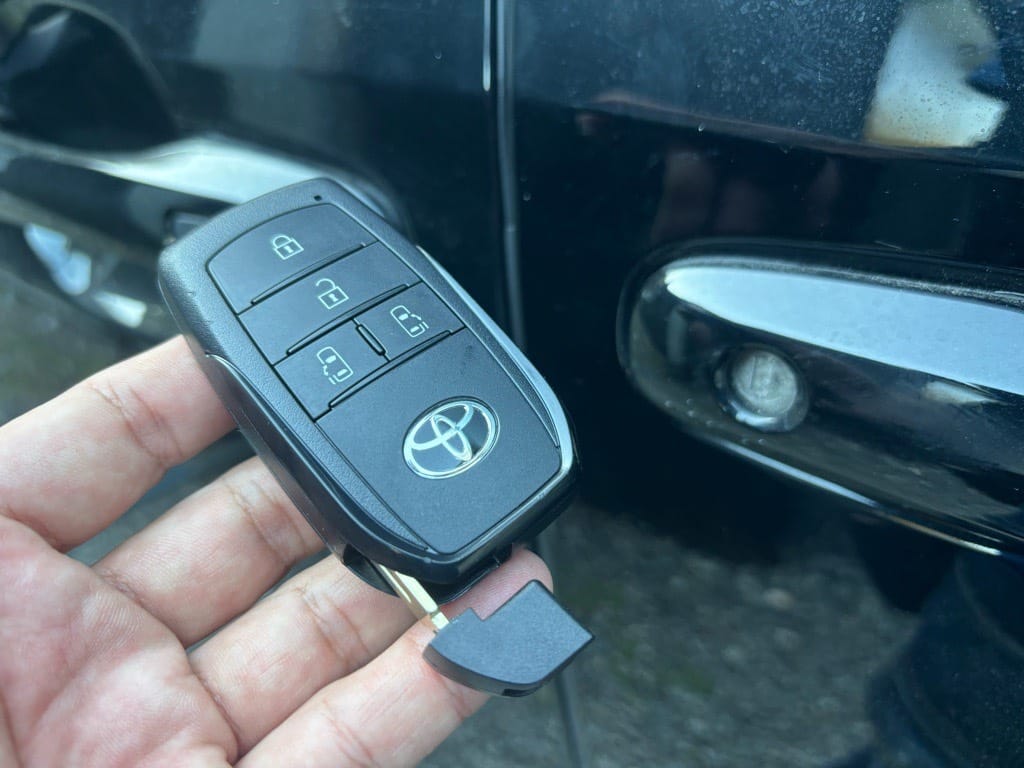 登録が完了したヴォクシーのスマートキーに作製したメカニカルキーを収納