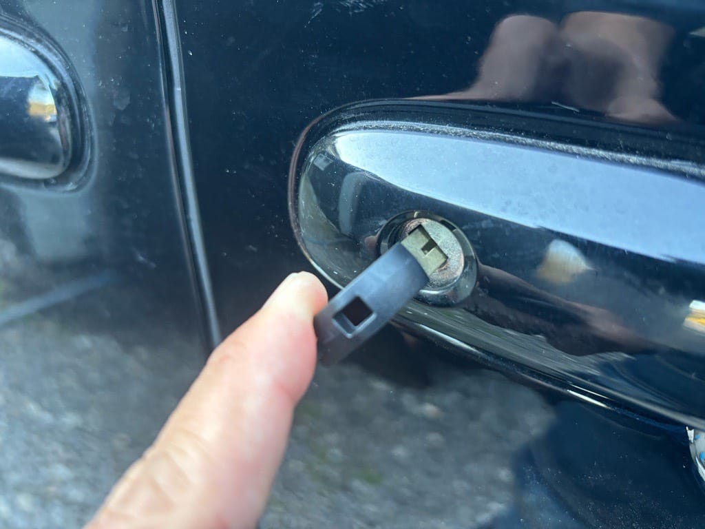 作製したメカニカルキーをヴォクシーのドアシリンダーに挿して動作を確認