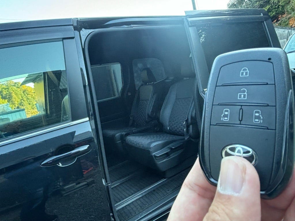登録が完了したスマートキーとパワースライドドアが開いた状態のヴォクシー