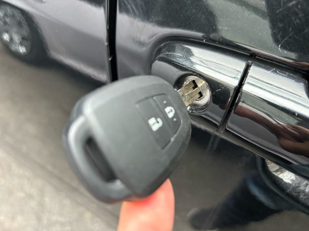 作製したリモコンキーをドアシリンダーに挿して動作確認