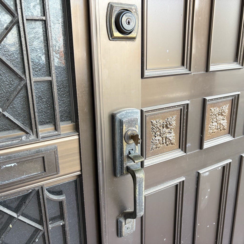 鍵交換を行う玄関ドア