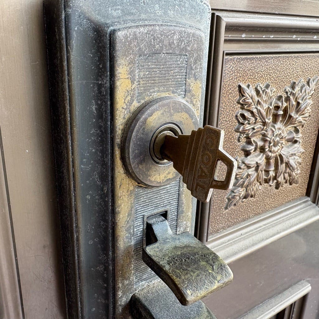 ドアにはサムラッチ錠が取り付けられている