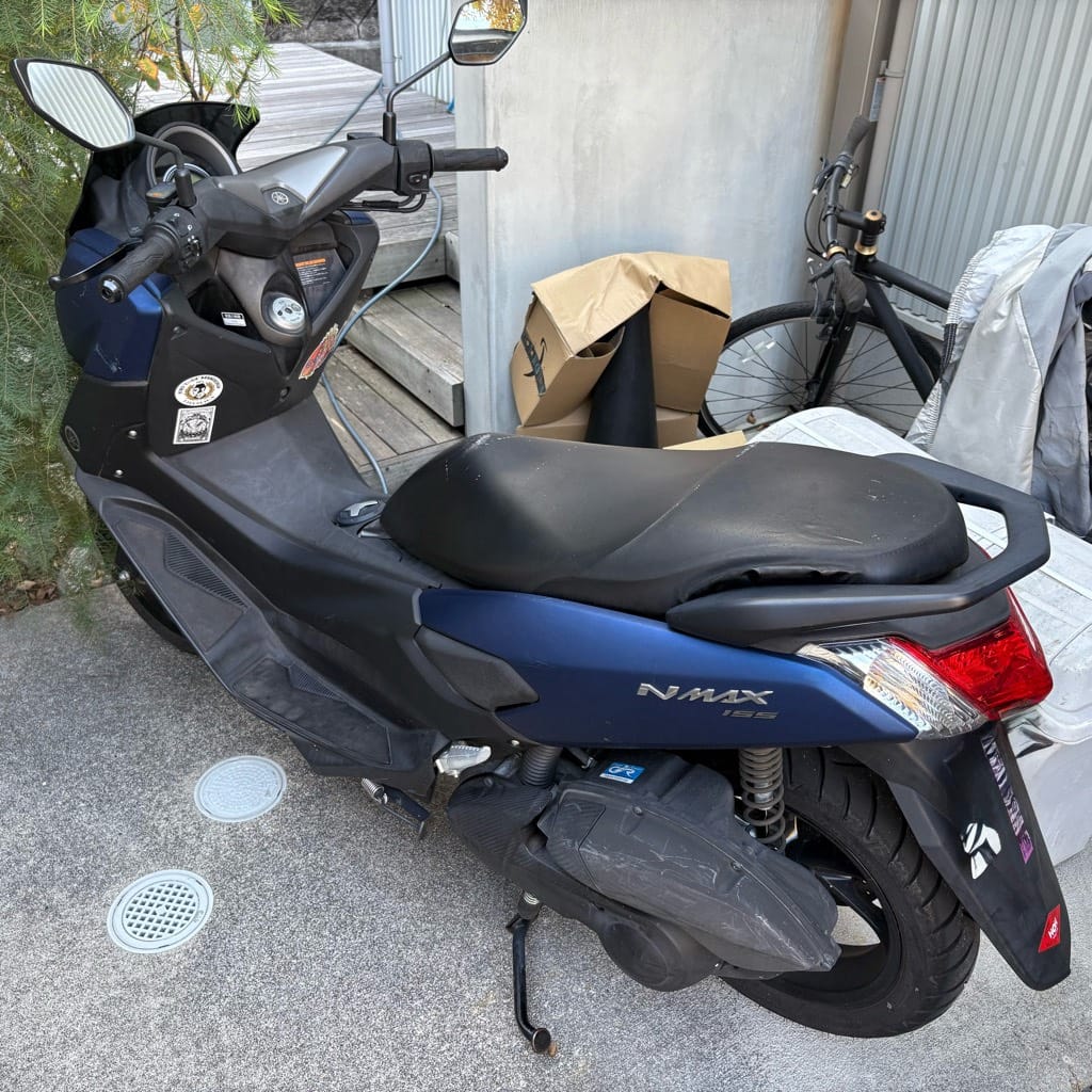 今回はYAMAHAのビッグスクーターN-MAXのメットインを解錠します