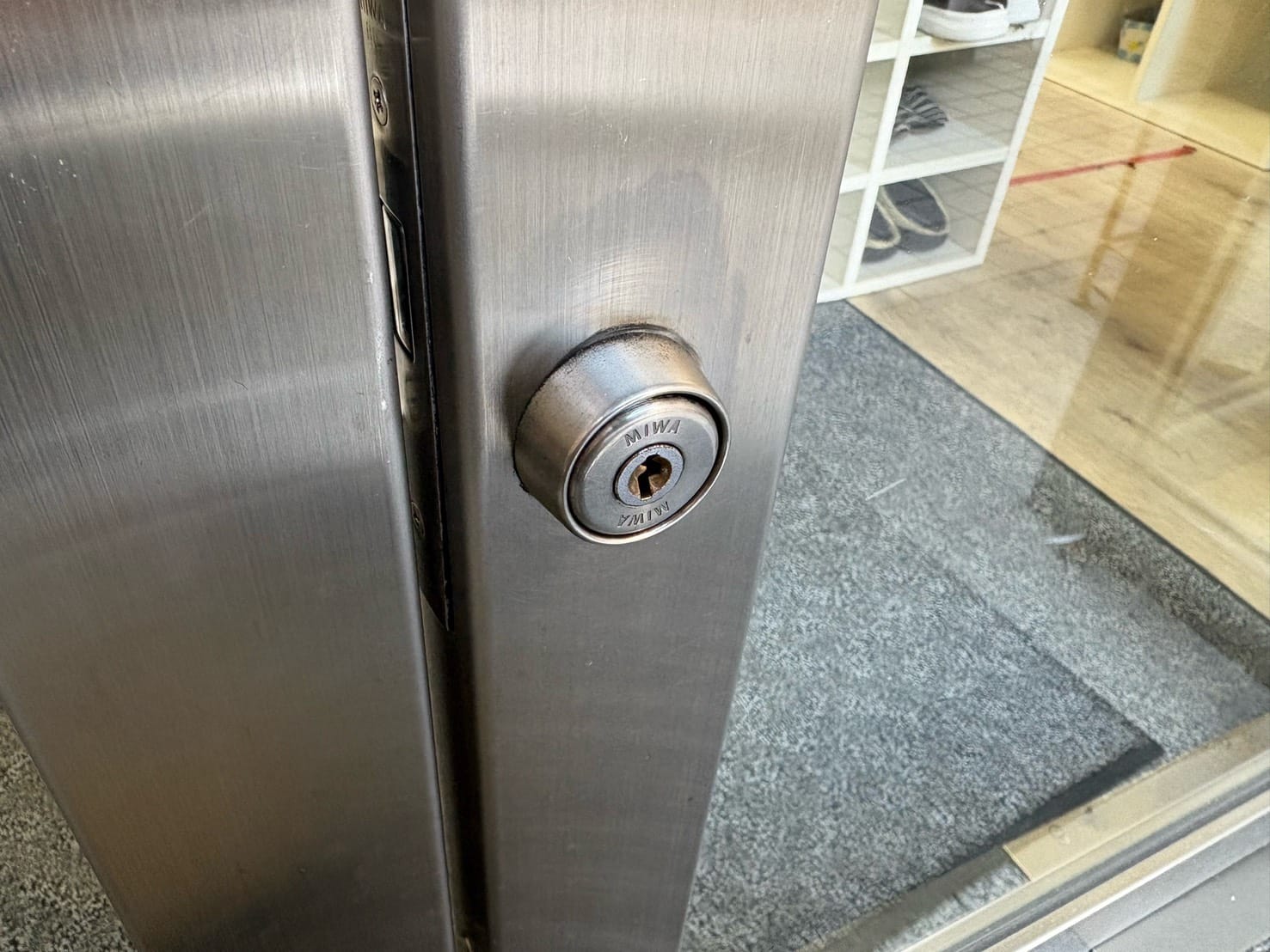 ドアには旧式ディスクシリンダーがついている