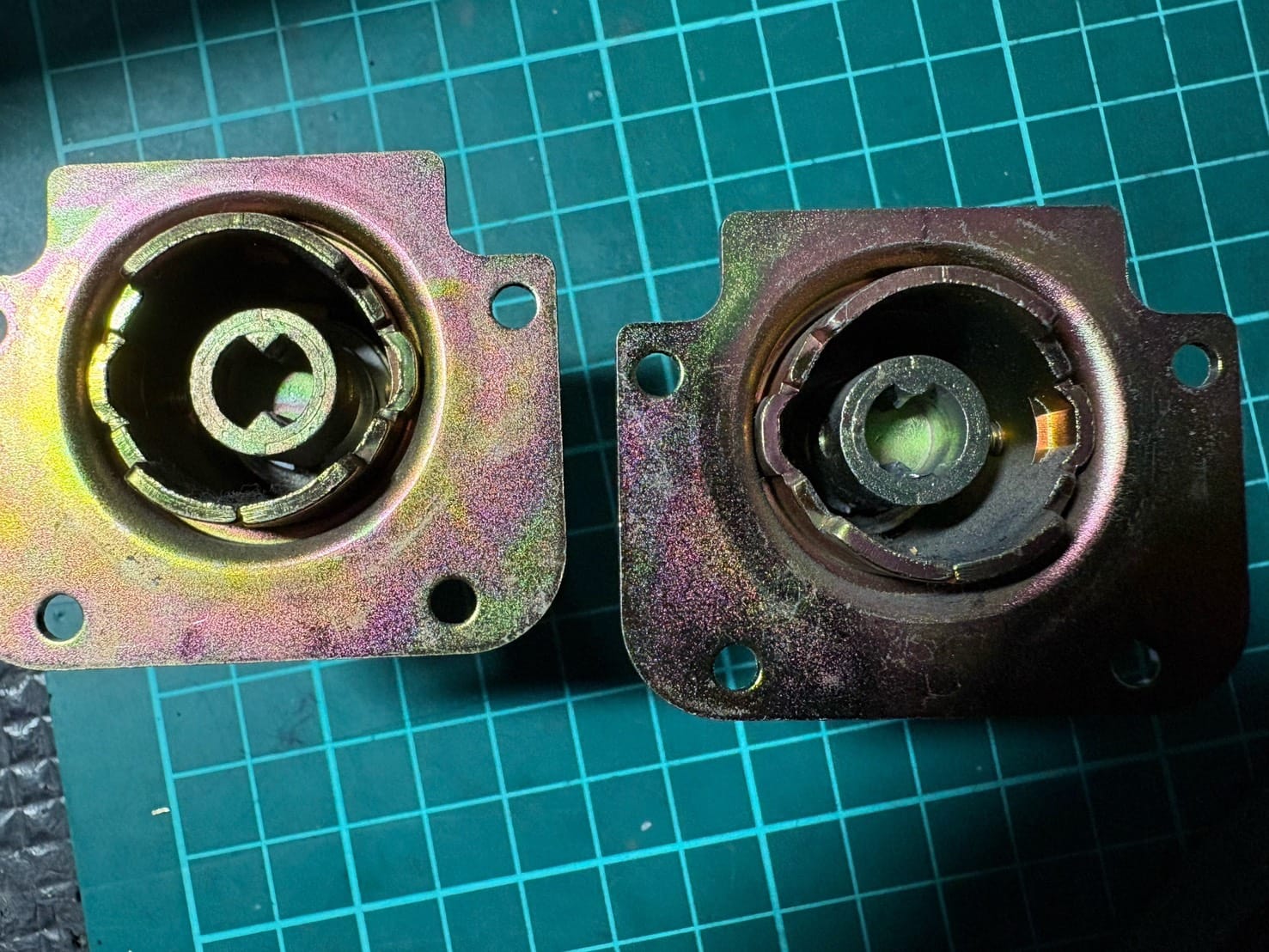 摩耗した部品と、新品の部品