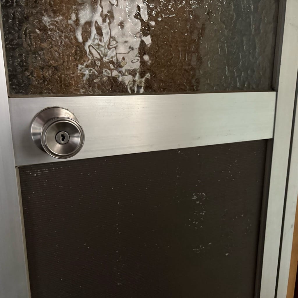 トラBるが発生した倉庫のドア