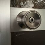 アルミサッシドアにはアルファ社のドアノブがついています