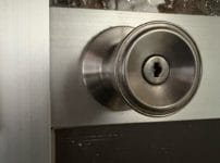 アルミサッシドアにはアルファ社のドアノブがついています