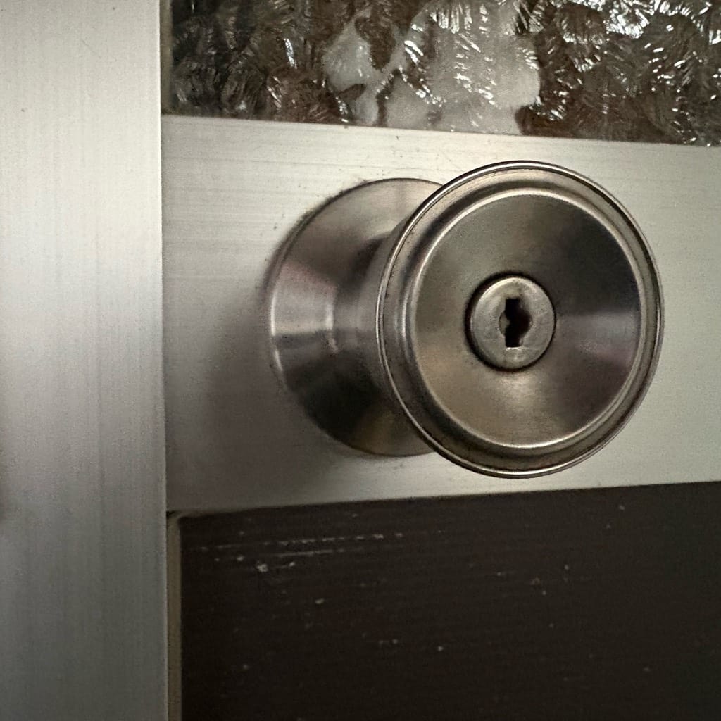 アルミサッシドアにはアルファ社のドアノブがついています