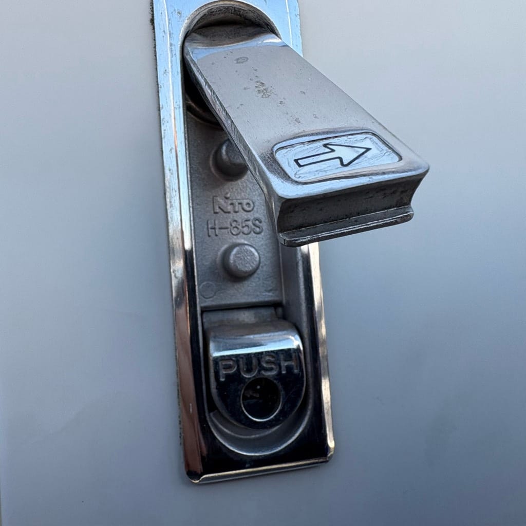 鍵穴に鍵が詰まっている