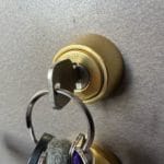 扉にはJNディンプルシリンダーがついている。こちらのシリンダーを修理します