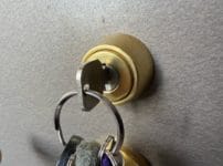 扉にはJNディンプルシリンダーがついている。こちらのシリンダーを修理します