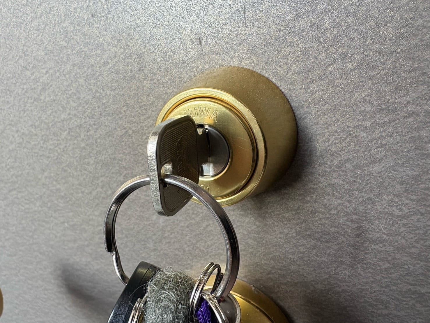 扉にはJNディンプルシリンダーがついている。こちらのシリンダーを修理します