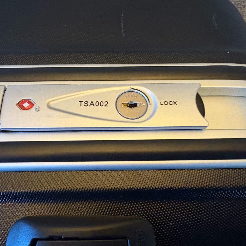 スーツケースにはTSAロックが付いています