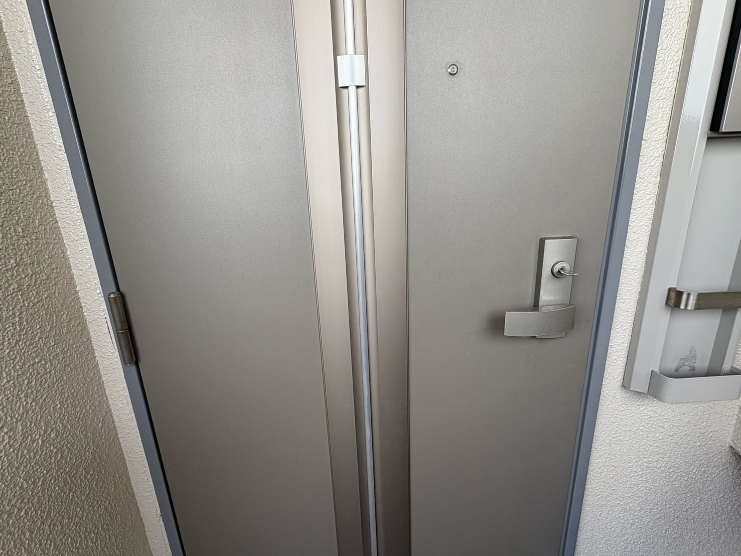 修理のご依頼をいただいた玄関ドア