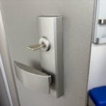 MIWA社のレバーハンドル錠、PRディンプルシリンダーがついています。シリンダーには鍵がささったままになっている