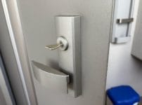 MIWA社のレバーハンドル錠、PRディンプルシリンダーがついています。シリンダーには鍵がささったままになっている