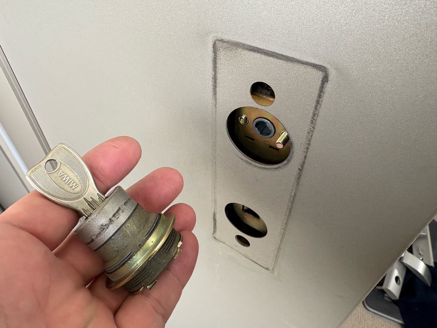 シリンダーを扉から取り外しました