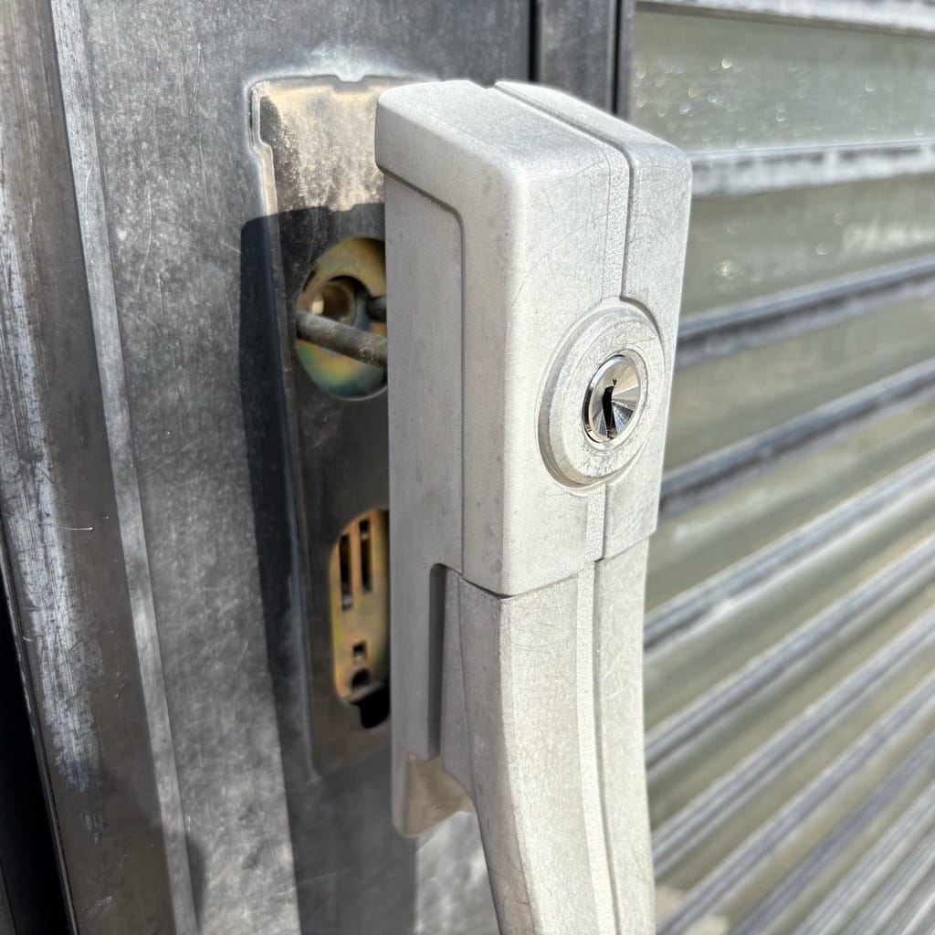 シリンダーを取り外します