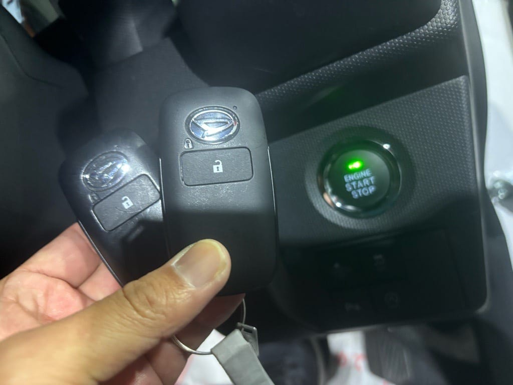 スマートキー登録が完了。既存キーと今回追加登録したスペアキーをスタートボタンの前で持っている