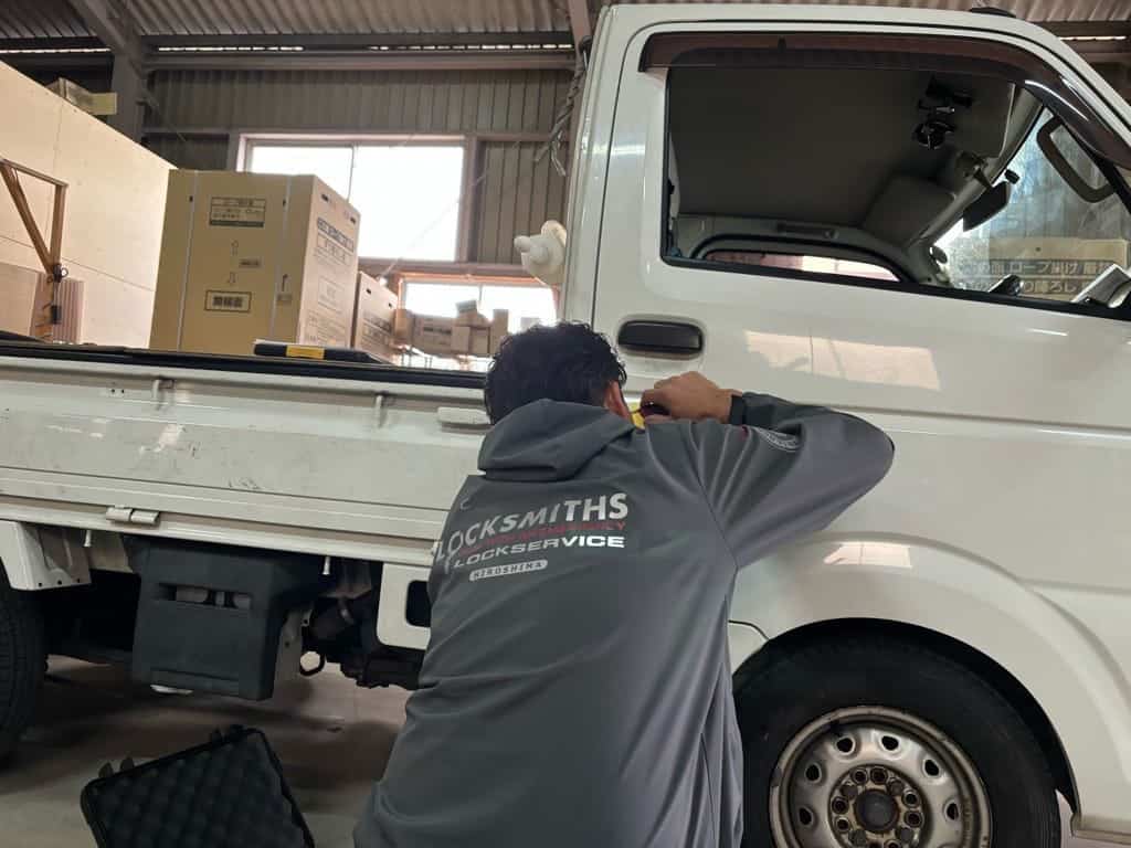 ミニキャブトラックのドアシリンダーをピッキングする様子