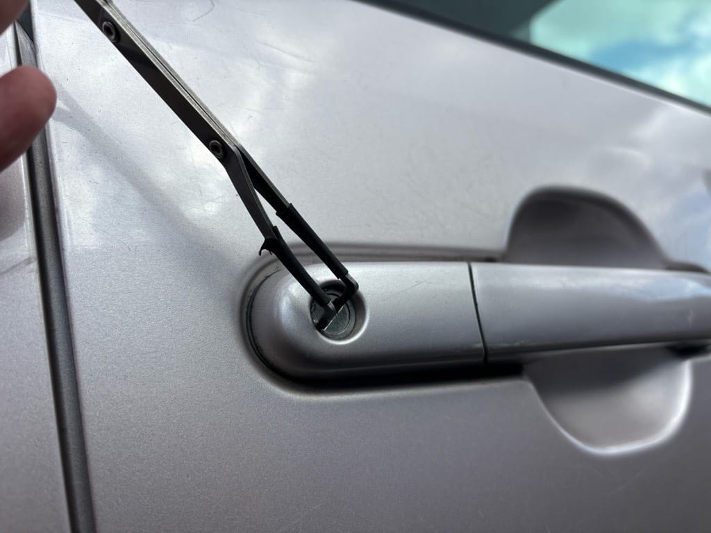AZワゴンの運転席ドアシリンダーをピッキングする様子