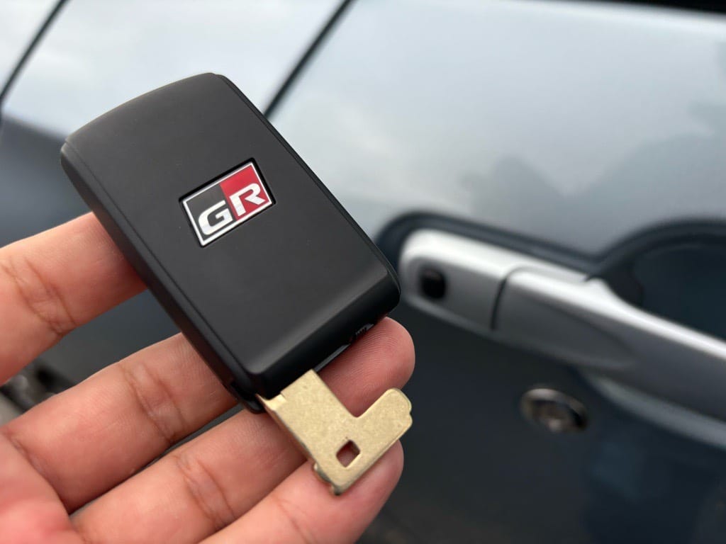 登録が完了したキーフリーリモコンに作製したメカニカルキーを収納