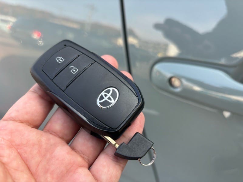 登録が完了したアクアのスマートキーに作製したメカニカルキーを収納