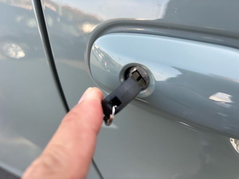 作製したメカニカルキーをアクアの運転席ドアシリンダーにさして動作を確認