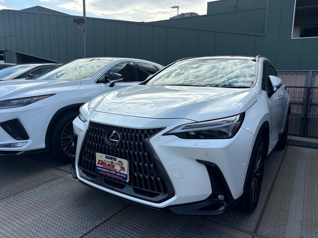 レクサス NX350h AAZH10 2023年式。こちらの車両の鍵を解錠します