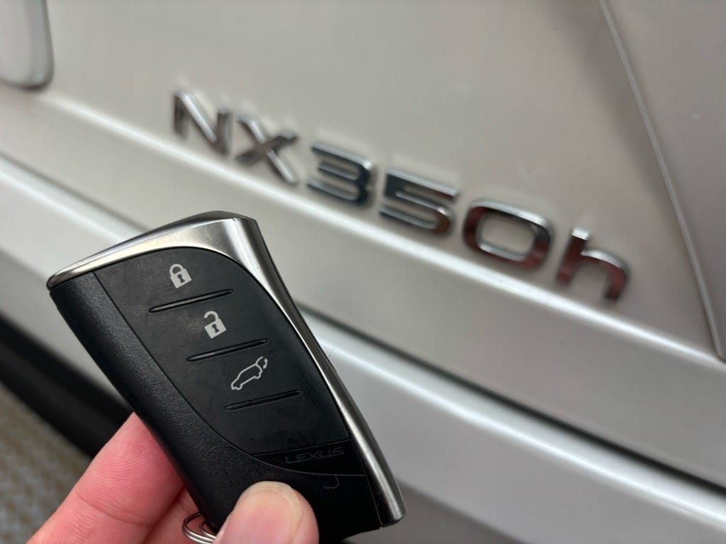 車内から回収したNX350hのスマートキー