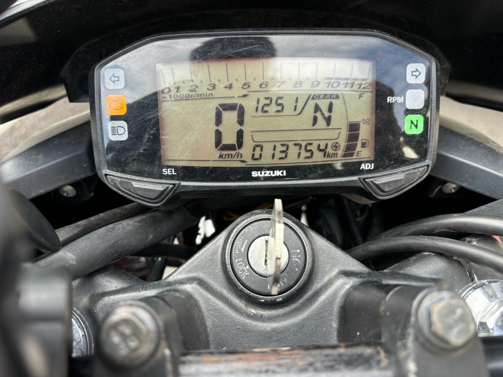 作製した鍵がシリンダーにささっている。エンジン始動可能になりました