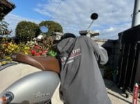 研修中のスタッフがシリンダーをのぞき込み作業する様子