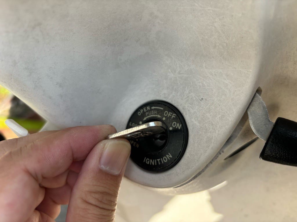 イグニッションシリンダーに作製した鍵を挿している