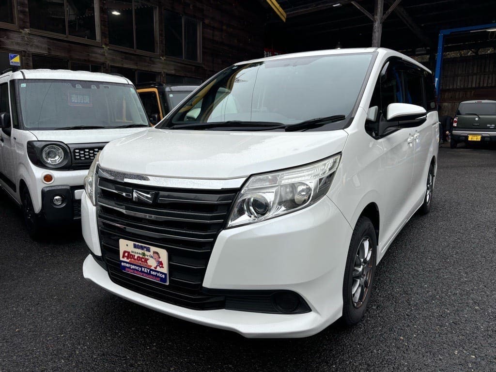 トヨタ ノア ZRR80 2015年式。こちらの車両の鍵を作製します