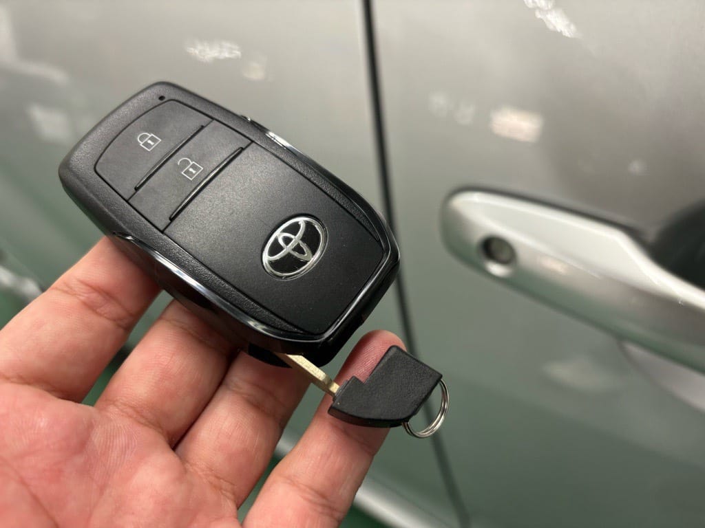 登録が完了したヤリスのスマートキーに作製したメカニカルキーを収納